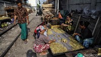 Kebanyakan warga yang tinggal di kawasan tersebut memiliki mata pencarian sebagai pedagang. 