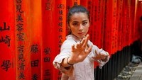 Di akun Instagramnya, ia sering mengunggah momen liburan asyiknya. Lihat saja gayanya di Jepang yang satu ini (diana_korkunova/Instagram)