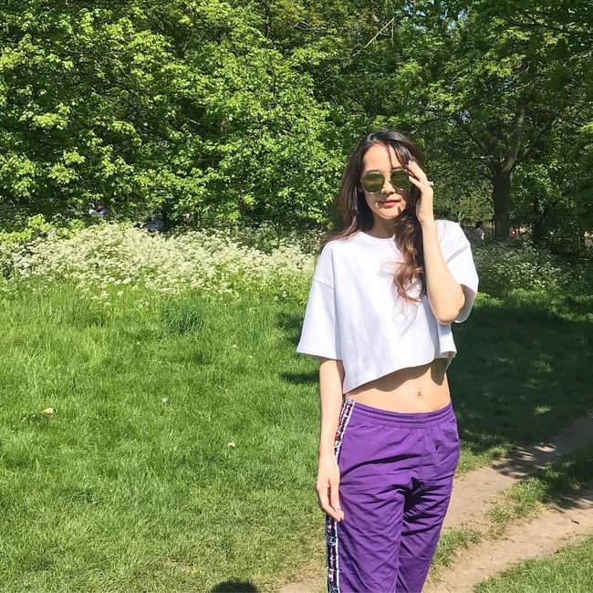 Gaya keseharian Ina Thomas dengan busana crop top yang memamerkan perut ratanya ini kerap menimbulkan beragam komentar. Sebagian memuji, sebagian lagi mengungkapkan rasa irinya. Foto: Instagram