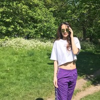 Gaya keseharian Ina Thomas dengan busana crop top yang memamerkan perut ratanya ini kerap menimbulkan beragam komentar. Sebagian memuji, sebagian lagi mengungkapkan rasa irinya. Foto: Instagram