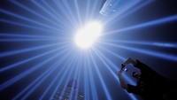 Salah seorang warga memotret kilau cahaya dari instalasi Tribute in Light untuk menghormati 17 tahun tragedi 11 September. Andrew Kelly/Reuters.