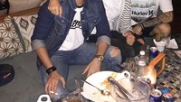 Kalau sedang tidak syuting, Kriss sering nongkrong bersama teman-temannya. Sambil makan malam dengan pasta dan minuman bersoda. Foto: Instagram @krisshatta07
