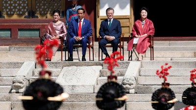 Foto: Sambangi Korea, Iriana Jokowi Anggun Berbalut Kebaya