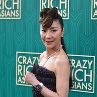 Film Crazy Rich Asians yang tengah menjadi topik hangat menyertakan aktris senior Michelle Yeoh sebagai bintangnya. Meski usianya sudah 56 tahun, Michelle tak kehilangan daya tarik dengan perawakannya yang terlihat awet muda. (Foto: Getty Images)