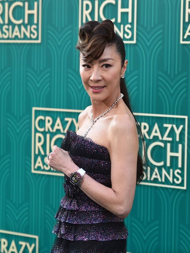 Film Crazy Rich Asians yang tengah menjadi topik hangat menyertakan aktris senior Michelle Yeoh sebagai bintangnya. Meski usianya sudah 56 tahun, Michelle tak kehilangan daya tarik dengan perawakannya yang terlihat awet muda. (Foto: Getty Images)