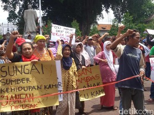 Penambang Pasir Tradisional Geruduk DPRD DIY