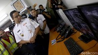 Anies pun tak ketinggalan memantau ruang operasional petugas LRT di Stasiun Velodrome, Rawamangun, Jakarta Timur.