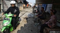 Bahkan sebagian warga nekat mengendarai sepeda motor di pinggir rel KA.