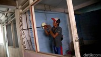 Sejumlah pekerja membongkar rusun yang rencananya akan direvitalisasi.