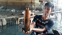 Kalau pengerukan yang sekarang paling mahal kendi gambar burung, harganya Rp 2,4 juta dibeli kolektor, ujar pemburu harta karun, Rasid.  