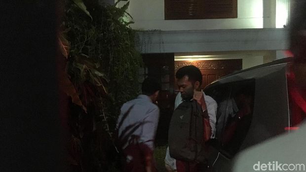 Sandiaga saat tiba di rumah Prabowo. 