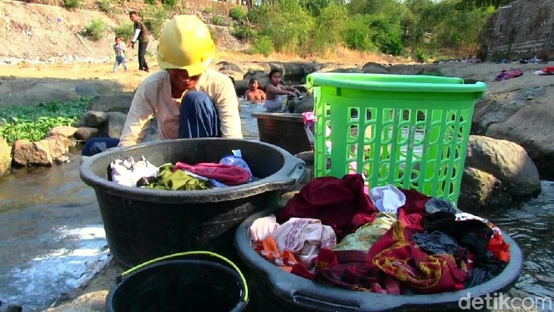 Kekeringan Warga Cirebon Mandi dan Cuci  Pakaian di Sungai 