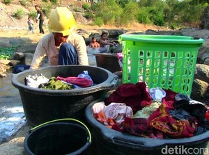 Kekeringan, Warga Cirebon Mandi dan Cuci Pakaian di Sungai