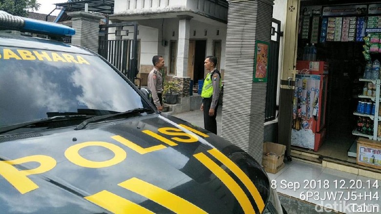 Geger Pocong Diduga Curi Uang Warga di Blitar Geger Pocong Diduga Curi Uang Warga di Blitar