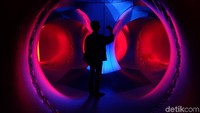 Karya seni instalasi Trilumin by Architects of Air bisa dirasakan sensasinya mulai 11 hingga 30 September 2018 dari pukul 11.00-21.00 WIB. Harga tiket dibanderol Rp 60 ribu. Foto: Tia Agnes/ detikHOT