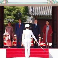 Keesokan harinya, Presiden Korea Selatan Moon Jae-in dan Ibu Negara Kim Jung-sook menerima Jokowi dan Iriana di Istana Changdeokgung. Untuk momen spesial itu, Iriana memilih kebaya dengan atasan baju kurung keunguan. (Foto: Jeon Heon-Kyun-Pool/Getty Images)
