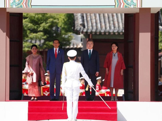 Keesokan harinya, Presiden Korea Selatan Moon Jae-in dan Ibu Negara Kim Jung-sook menerima Jokowi dan Iriana di Istana Changdeokgung. Untuk momen spesial itu, Iriana memilih kebaya dengan atasan baju kurung keunguan. (Foto: Jeon Heon-Kyun-Pool/Getty Images)