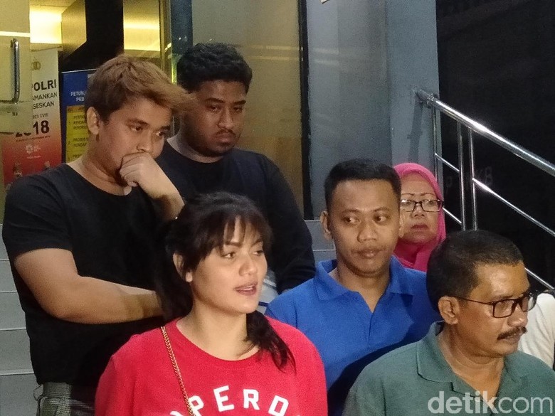 Hilda Vitria dan Ibunda Laporkan Kriss Hatta, Soal Apa Lagi? Hilda Vitria dan Ibunda Laporkan Kriss Hatta, Soal Apa Lagi?
