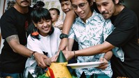 Dimulai dengan ketertarikannya pada kopi, ia mulai menggarap film Filosofi Kopi. Ia bersama Chico Jericho dan Rio Dewanto membuka kedai kopi dengan nama yang sama seperti judul film yang mereka buat.Foto: Instagram anggasasongko