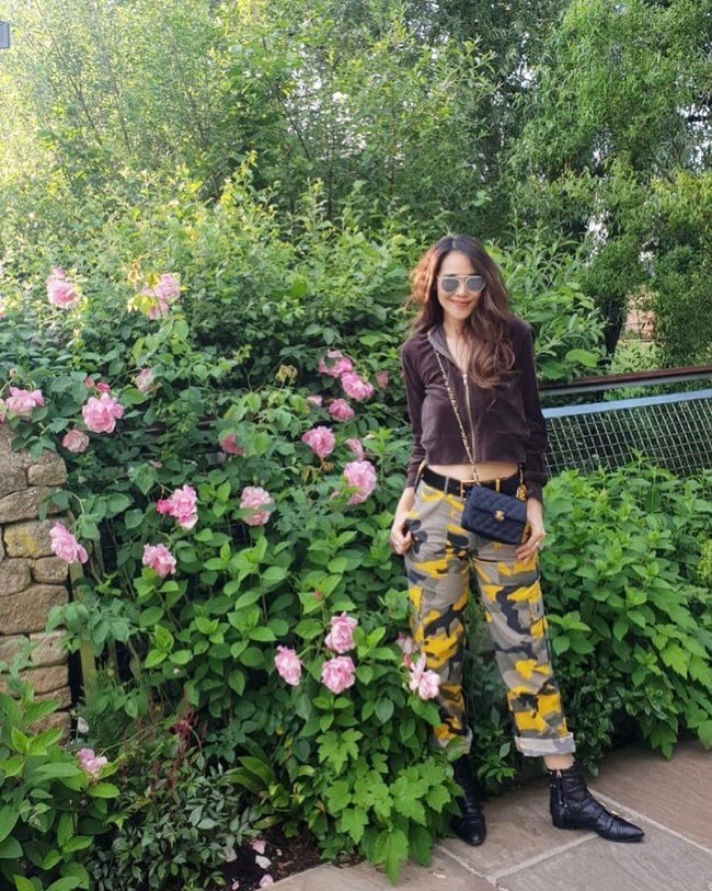 Melalui keterangan foto di Instagram, ibu dari Axel Matthew Thomas dan Valerie Thomas itu menegaskan tubuh kurusnya dan perut ratanya ini bukan karena dia tidak sehat. “Bukan juga anorexia...sehat itu dari pikiran dan apa yg harus km makan dan baik untuk tubuh Kamu,” tegasnya. Foto: Instagram