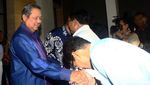 Momen Sandi Cium Tangan SBY
