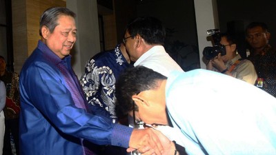 Momen Sandi Cium Tangan SBY