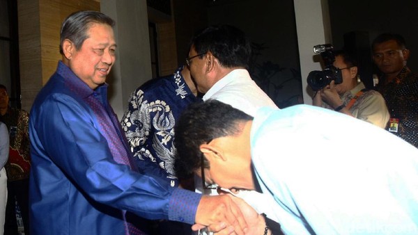 Momen Sandi Cium Tangan SBY