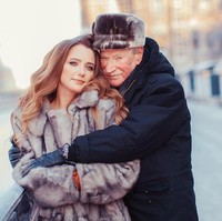 Ini Natalia Vyal, wanita yang sempat menikah dengan aktor Rusia Ivan Krasko yang kini berusia 87 tahun. Kini Natalia diceraikan oleh sang suami. Natalia sendiri adalah wanita cantik nan muda berusia 27 tahun.  Foto: Instagram (@ natalia_krasko)