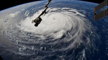 Pusat Badai Nasional (NHS) menyebut badai Florence memiliki kekuatan dan kecepatan dua kali lipat dari angin topan dan berputar selama 12 jam. Foto: NASA Handout via Reuters