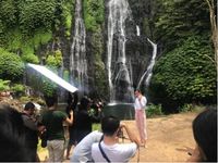 Proses syuting iklan Tolak Linu di air terjun Banyumala, Buleleng, Bali. (Foto: Robi Setiawan/detikcom)