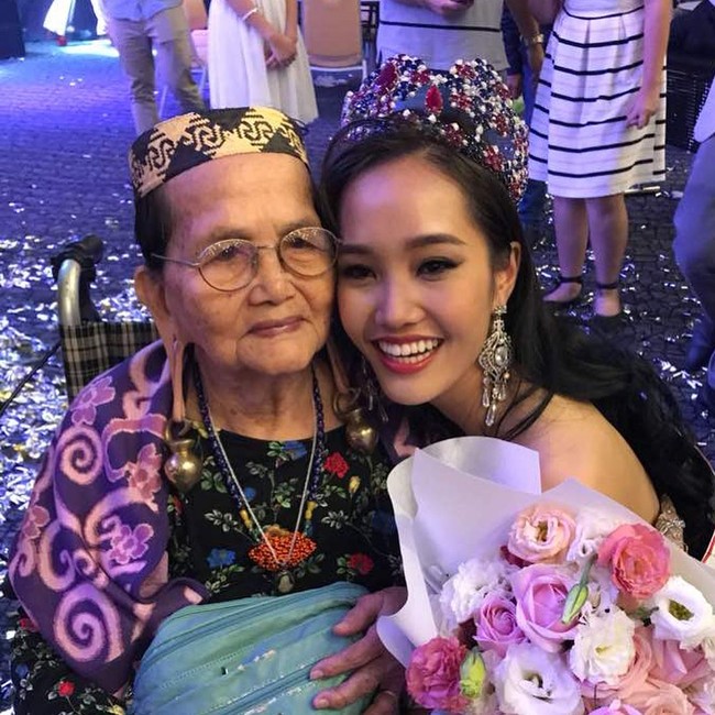 Larissa Ping sangat bahagia saat dirinya dinyatakan sebagai pemenang Miss World Malaysia. Apalagi kemenangannya ini disaksikan langsung oleh neneknya yang juga seorang wanita Dayak Kenyah. “Namaku ‘Ping’ diambil dari namanya. Dan kami memiliki tanggal lahir yang sama. Aku senang dia melihat diriku mendapatkan mahkota kemarin malam. Prestasi ini untukmu Uko, seorang ibu 11 anak, nenek lebih dari 30 cucu,” tulisnya di Instagram. Foto: Instagram