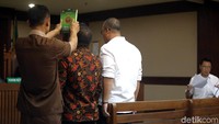 Basri diberikan pertanyaan oleh hakim terkait perkenalannya dengan Fayakhun Andriadi. Basri sendiri mengungkapkan ia mengenal terdakwa karena sama-sama berada di partai yang sama.
