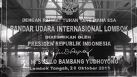 Prasasti terdapat di salah satu sisi bandara Lombok. Foto: Screenshot Video Hinca Pandjaitan