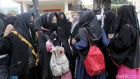 Massa aksi ternyata tidak semua dari kaum ibu. Salah seorang peserta aksi mengaku masih menginjak bangku sekolah.