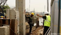 Kali Krendang rencananya akan dipasangi turap sepanjang 1 kilometer guna mencegah banjir di wilayah tersebut.