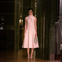 Gemma Chan, pemeran Astrid Young, menunjukkan karakternya yang elegan dan glamor dengan gaun Dior. (Foto: Warner Bros Pictures via IMDb)