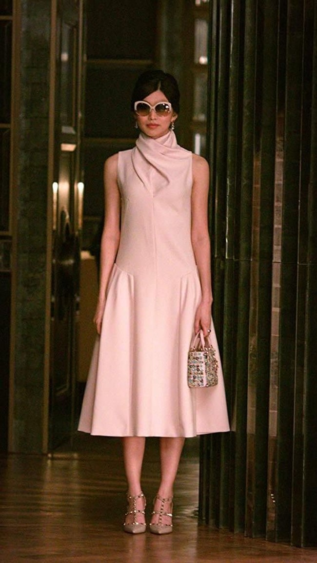 Gemma Chan, pemeran Astrid Young, menunjukkan karakternya yang elegan dan glamor dengan gaun Dior. (Foto: Warner Bros Pictures via IMDb)