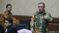 Ayah dan anak itu ditangkap KPK dalam operasi tangkap tangan beberapa waktu lalu karena menerima sejumlah uang dari pengusaha  Hasmun Hamzah. Hasmun Hamzah telah divonis pengadilan 2 tahun penjara dalam perkara ini.