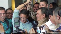 Setelah itu, Sandiaga ikut diminta berfoto bersama Prabowo dan Andi Arief. Tampak Sandiaga dan Andi mengangkat tangan bersama sembari tersenyum lebar. (Foto: Marlinda-detikcom)
