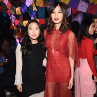 Gemma juga eksis di fashion Prabal Gurung. Aktris Inggris berdarah China itu hadir bersama lawan mainnya di Crazy Rich Asians, aktris Awkwafina. (Foto: Getty Images)