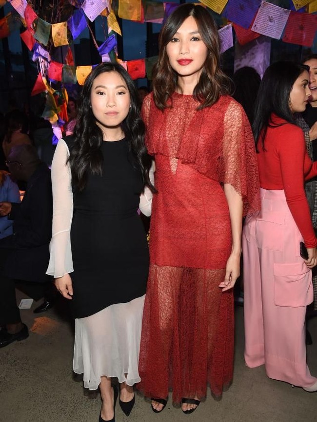 Gemma juga eksis di fashion Prabal Gurung. Aktris Inggris berdarah China itu hadir bersama lawan mainnya di Crazy Rich Asians, aktris Awkwafina. (Foto: Getty Images)