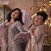 Constance Wu juga sempat bersolek dengan dangling metallic long-sleeve dress dari Michael Kors. Menariknya, gaun ini terbuat dari 2.333 kristal kaca yang menciptakan efek bling-bling. (Foto: Warner Bros Pictures via IMDb)