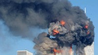 Menara Utara WTC adalah yang pertama kali dihantam pesawat yang dibajak. Saat asap membumbung dari Menara Utara WTC, pesawat kedua menghantam Menara Selatan dan merobohkannya. Spencer Platt/Getty Images.