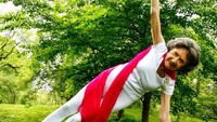 Tao Porchon-Lynch jadi panutan di seluruh dunia karena selain telah makan asam-garam kehidupan, ia tetap aktif sebagai pelatih yoga di usia 100 tahun! “There is nothing that you can’t do.” merupakan mantra ajaibnya untuk tetap bugar. (Instagram @nyyogalifemag) 