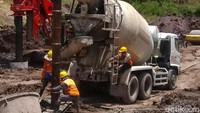 Bandara Buntu Kunik 30 kilometer dari pusat Kota Tana Toraja. Pembangunan awal bandara ini telah dikerjakan sejak 2011, sempat terhenti, dan  kini dilanjutkan kembali.  Ditargetkan selesai pada akhir 2019. Tidak mudah (membangun). Ada gunung sungai, struktur berat dan pekerjaan harus lama, kata Menhub Budi Karya.