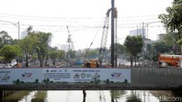 Revitalisasi Sungai Ciliwung ini pun diharapkan dapat mengatasi banjir yang seringkali terjadi di Jakarta saat musim hujan.