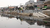 Pemasangan turap di Kali Krendang ini pun diharapakan dapat mencegah terjadinya banjir di wilayah Tambora, Jakarta Barat.