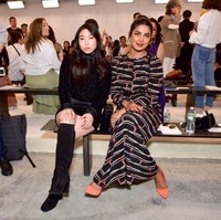 Awkwafina, yang berperan sebagai Peik Lin Goh, berpose bersama Priyanka Chopra di fashion show Longchamp. (Foto: Getty Images)