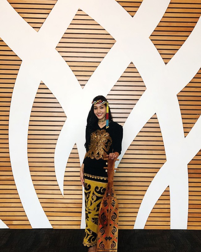 Saat unjuk bakat di ajang Miss World Malaysia 2018, Larissa Ping memperlihatkan kemampuannya memainkan Sape. Sape merupakan alat musik dari kayu khas suku Dayak. This is the first time after so many years performing sape in front of an audience. #KenyahRepresent,” tulisnya di keterangan foto yang memperlihatkan dirinya memakai baju adat khas Dayak dan memegang Sape. Foto: Instagram