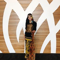 Saat unjuk bakat di ajang Miss World Malaysia 2018, Larissa Ping memperlihatkan kemampuannya memainkan Sape. Sape merupakan alat musik dari kayu khas suku Dayak. This is the first time after so many years performing sape in front of an audience. #KenyahRepresent,” tulisnya di keterangan foto yang memperlihatkan dirinya memakai baju adat khas Dayak dan memegang Sape. Foto: Instagram